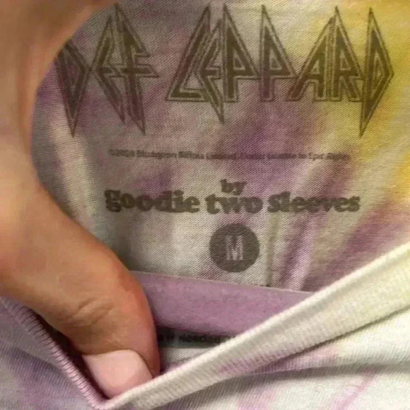 Goodie Two Sleeves Def Leppard T-Shirt Size M - Picture 2 of 4
